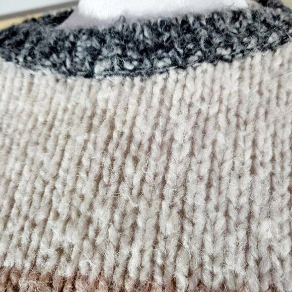 Used: American Eagle Knitted sweater Size M - Picture 9 of 10